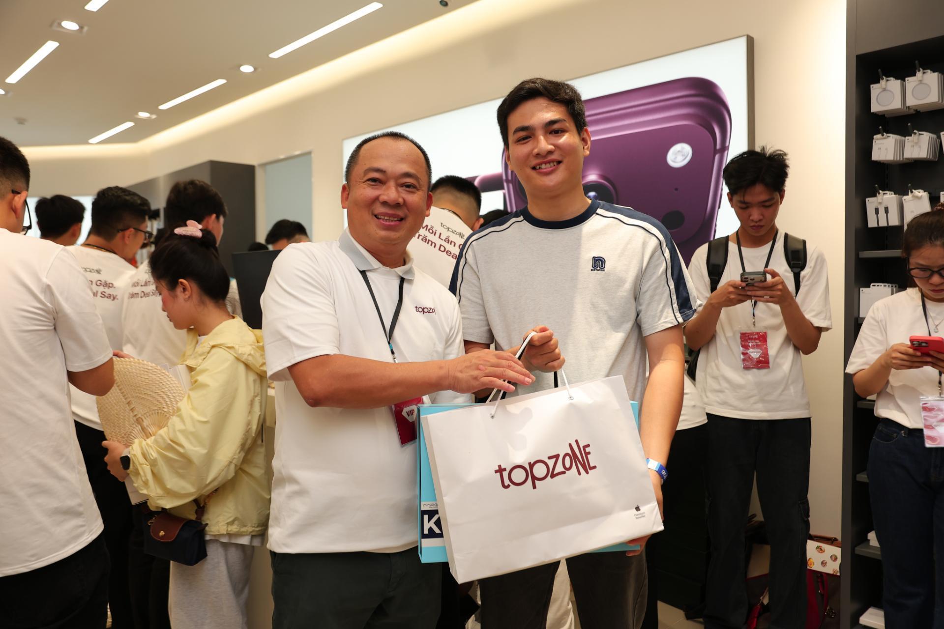 Những chiếc iPhone 18 Pro đầu tiên được TopZone trao đến khách hàng đúng thời gian đã thông báo
