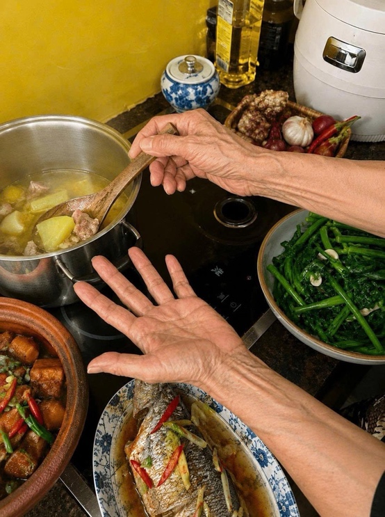 Đằng sau sự ấm êm của mỗi nếp nhà luôn là sự tận tụy thầm lặng của những đôi bàn tay dãi dầu năm tháng.