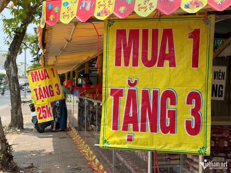 Vừa vào mùa, bánh Trung thu đã mua 1 tặng 3. Ảnh: Thu Hà