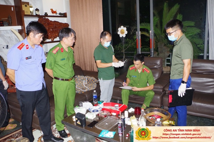 Cơ quan Công an thi hành lệnh khám xét khẩn cấp nơi ở của đối tượng “Đức Cộng”. Ảnh: CACC