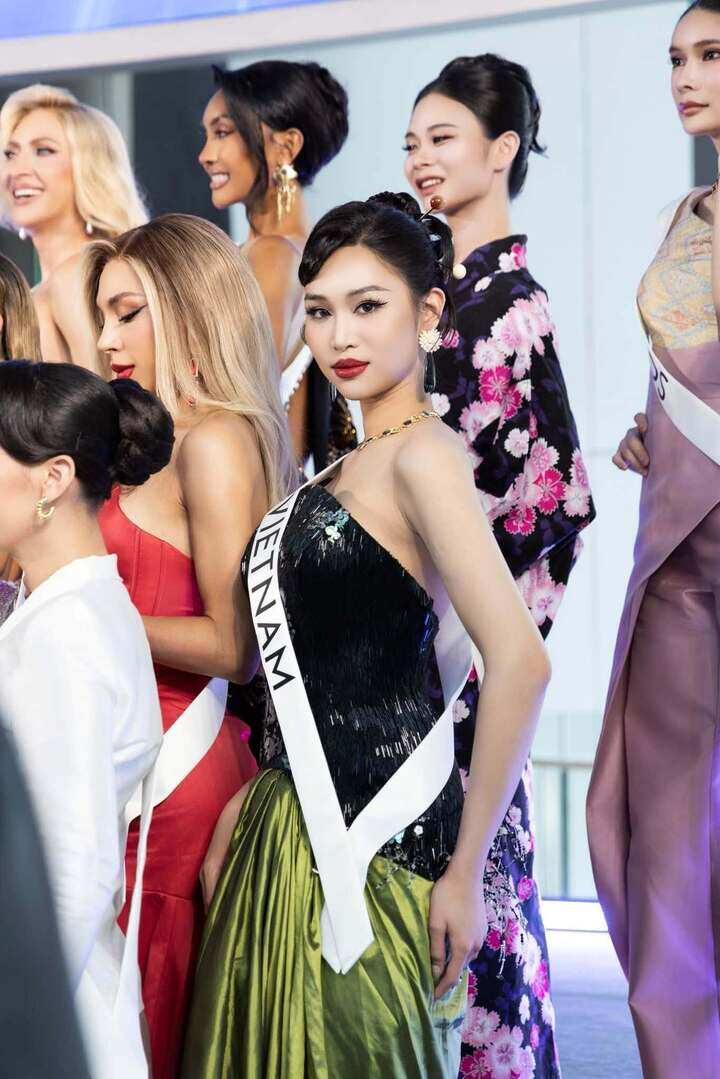 Minh Anh ghi điểm bởi phong cách thời trang biến hoá mỗi ngày.