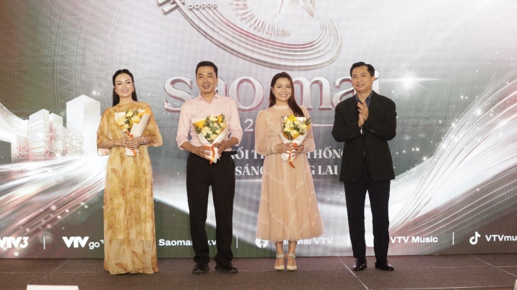 Tân Nhàn (bìa trái) tại họp báo công bố vòng chung kết Sao Mai 2026 diễn ra hôm 18/9.