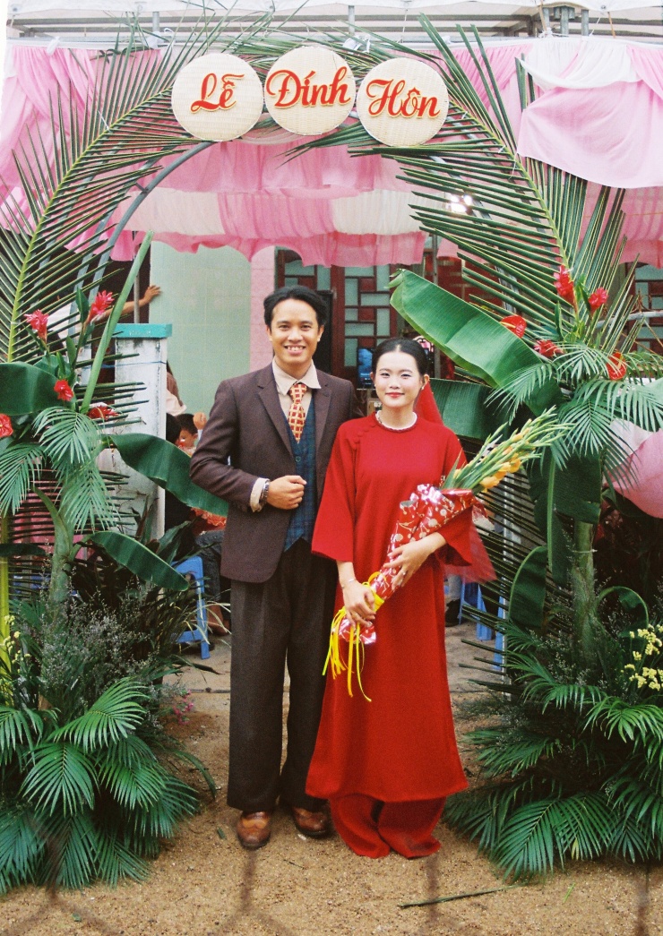 Mỹ Duyên và Hải Trình làm lễ ăn hỏi theo phong cách những năm 1990. Ảnh: NVCC