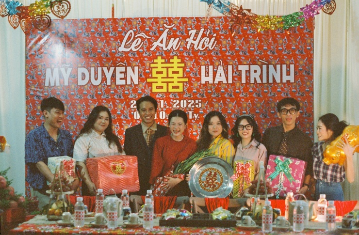 Bạn bè đến dự tặng bịch đường, chai mắm, heo đất... đến làm quà. Ảnh: NVCC