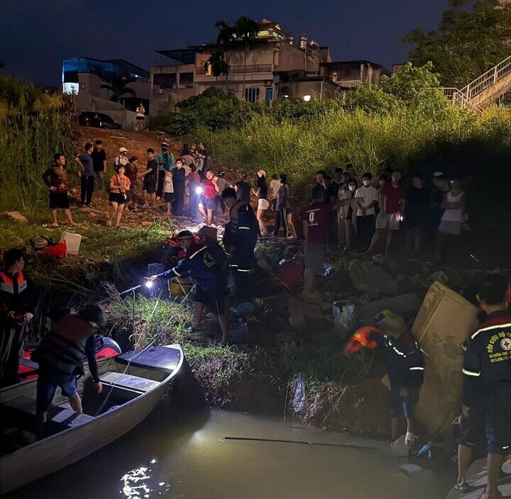 Khoảng 18h35, lực lượng chức năng đã tìm thấy thi thể nữ sinh nghi nhảy cầu.