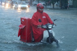 Mưa lớn ở Nghệ An: Phố biến thành ‘sông’, ô tô, xe máy chết máy hàng loạt