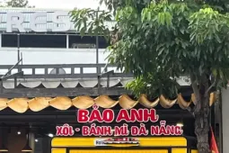 Hàng chục người nghi bị ngộ độc sau khi ăn bánh mì từ xe đẩy ở TPHCM