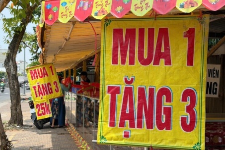 Vừa vào mùa, bánh Trung thu đã có nơi mua 1 được 4