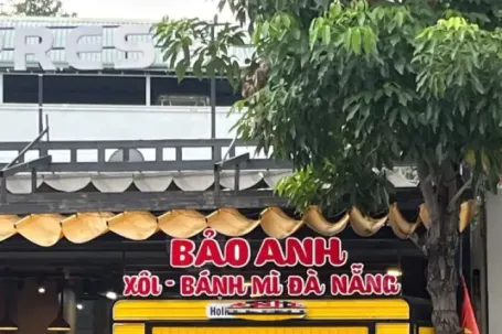 Hàng chục người nghi bị ngộ độc sau khi ăn bánh mì từ xe đẩy ở TPHCM