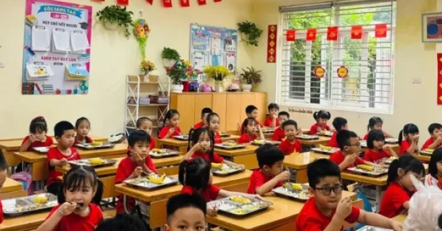 Hà Nội: Xác minh thông tin 9 học sinh đau bụng, buồn nôn nghi ngộ độc thực phẩm