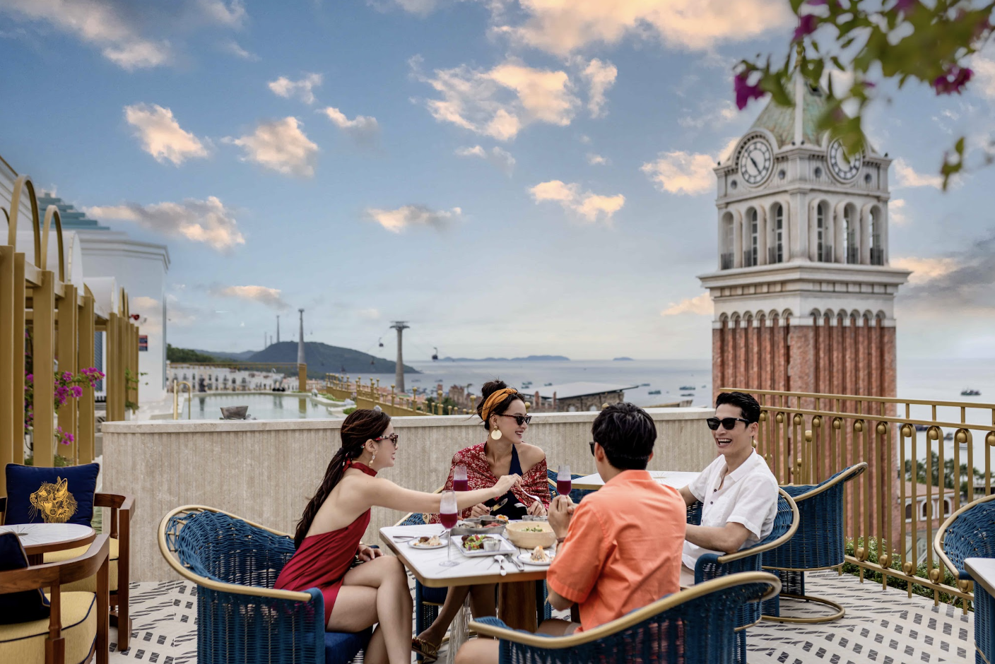 Du khách tận hưởng kỳ nghỉ tại La Festa Phu Quoc, Curio Collection by Hilton