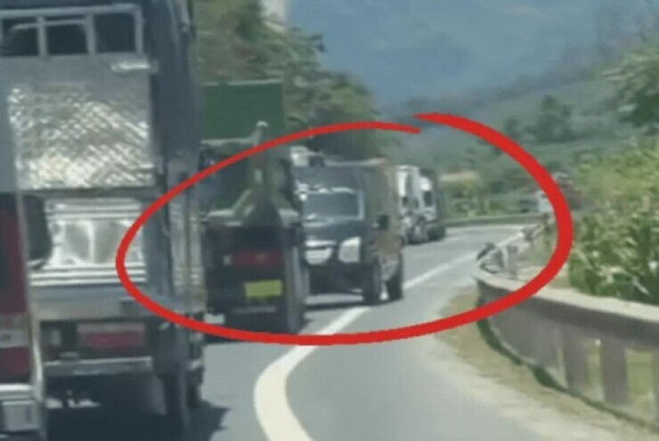 Không chịu xếp hàng, xe lấn làn kiểu 'khôn lỏi' phải lùi cả cây số