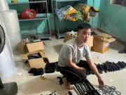 Bắt đối tượng mua gần 1 tấn dao, kiếm, bình xịt hơi cay qua mạng