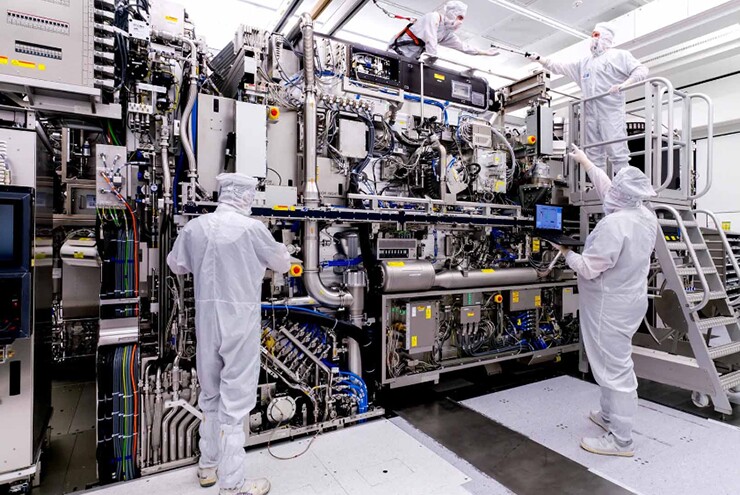 Trung Quốc bị hạn chế tiếp cận với các máy sản xuất chip tiên tiến của ASML.
