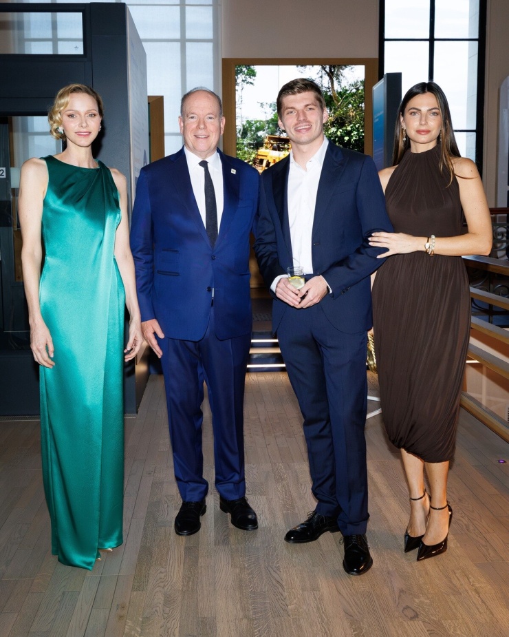 Phong cách thanh lịch của Vương phi Monaco - 7