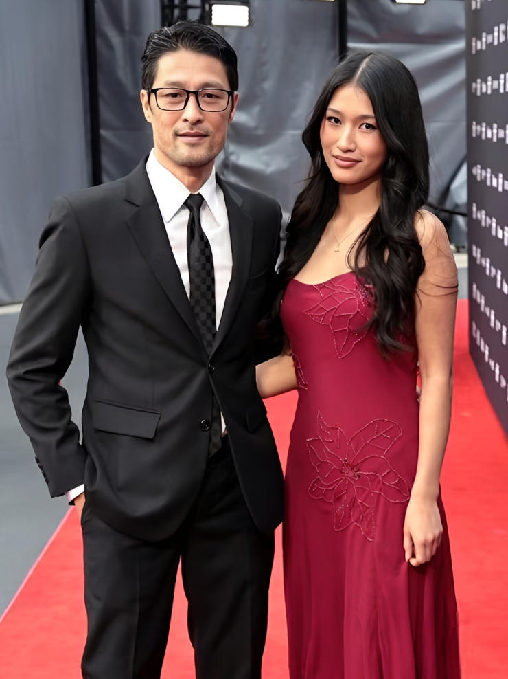Johnny Trí Nguyễn và con gái trên thảm đỏ.