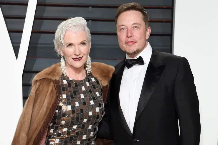 Maye Musk cùng con trai Elon tại California năm 2017. Ảnh: People