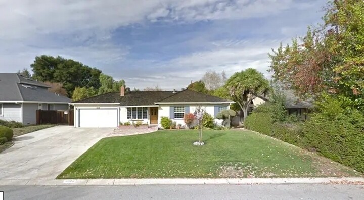 Ngôi nhà thời thơ ấu của Steve Jobs - nhà sáng lập Apple - tại số 2066 đường Crist Drive ở Los Altos, California, Mỹ đã được Ủy ban Lịch sử Los Altos công nhận là di tích lịch sử được bảo vệ. (Ảnh: Google Maps)