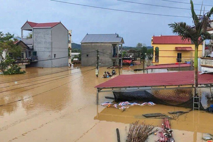 Vẫn còn gần 10 nghìn nhà bị ngập do mưa lũ. Ảnh: PV
