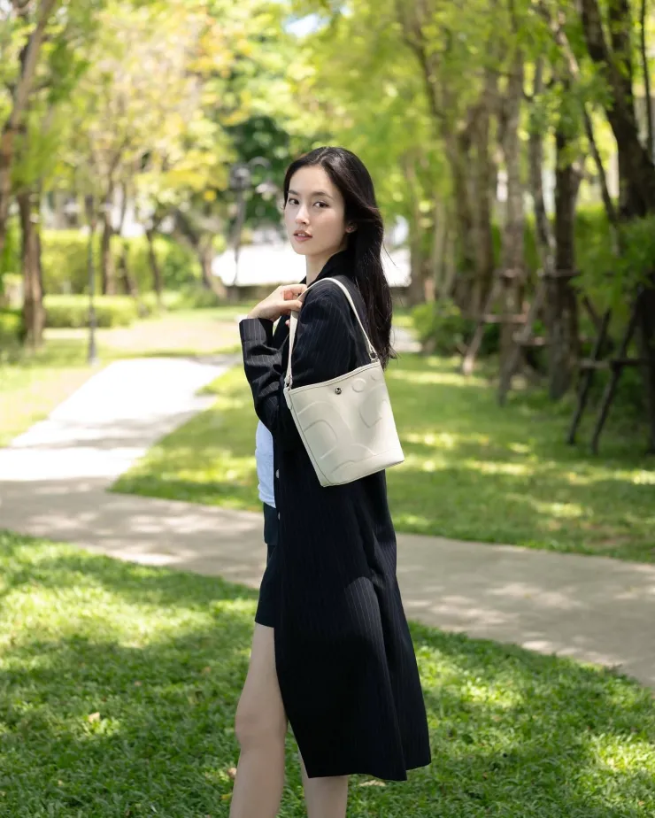 Người đẹp trang điểm nhẹ khi dạo phố năm ngoái. Ảnh: Elle