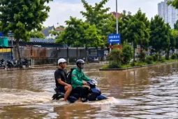 Hà Nội: Nước vẫn bủa vây khu đô thị sau nhiều ngày hết mưa