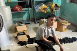 Bắt đối tượng mua gần 1 tấn dao, kiếm, bình xịt hơi cay qua mạng