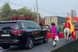 Xác minh clip 'thầy trò Đường Tăng' cưỡi ngựa trên làn ô tô ở TP.HCM
