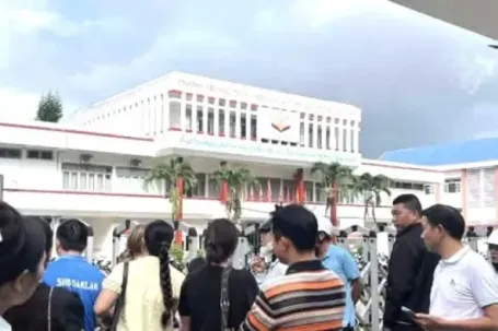 Phụ huynh bức xúc khi đến họp muộn, trường đóng cổng: Hiệu trưởng nói gì?