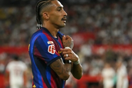 Raphinha 2 trận ghi hat-trick cho Barcelona: Vượt Messi, lỡ kỷ lục của Ronaldo