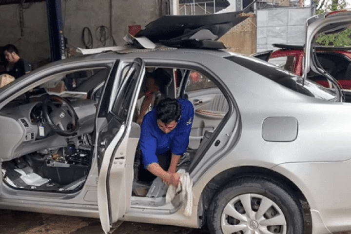 Gara sửa xe kiếm bộn tiền sau trận mưa to nhất 41 năm tại Vinh