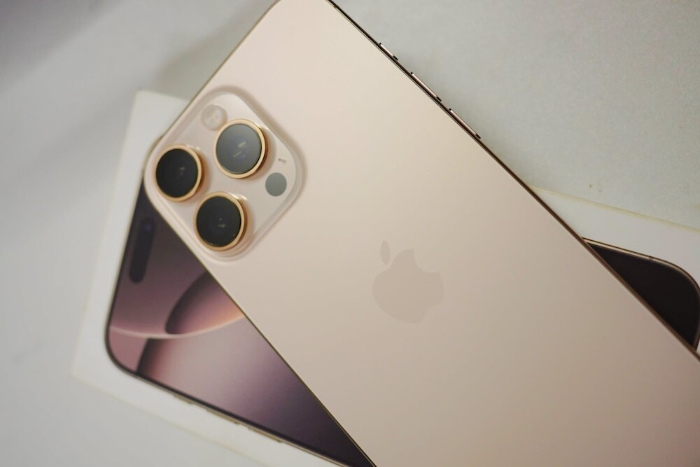 iPhone 16 Pro series cũ được săn đón nhờ mặt lưng kính bóng sang trọng.