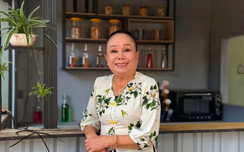 Nụ cười luôn trên môi trong cuộc sống đời thường và những buổi gặp gỡ bạn bè, đồng nghiệp.