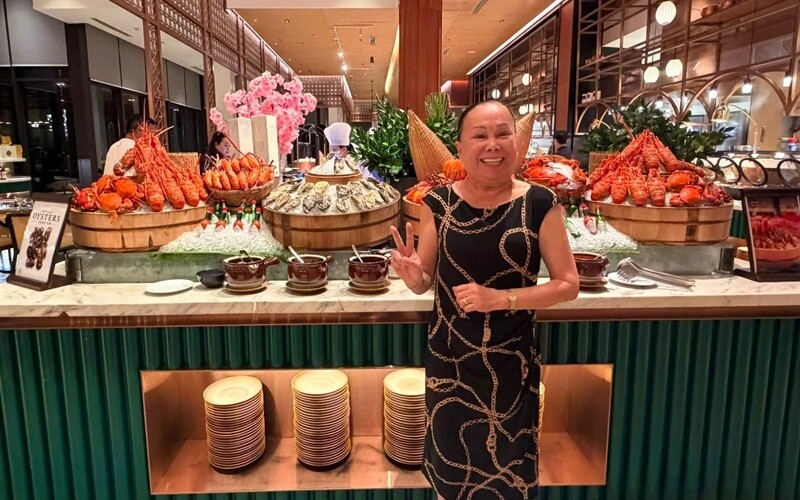 Nụ cười luôn trên môi trong cuộc sống đời thường và những buổi gặp gỡ bạn bè, đồng nghiệp.