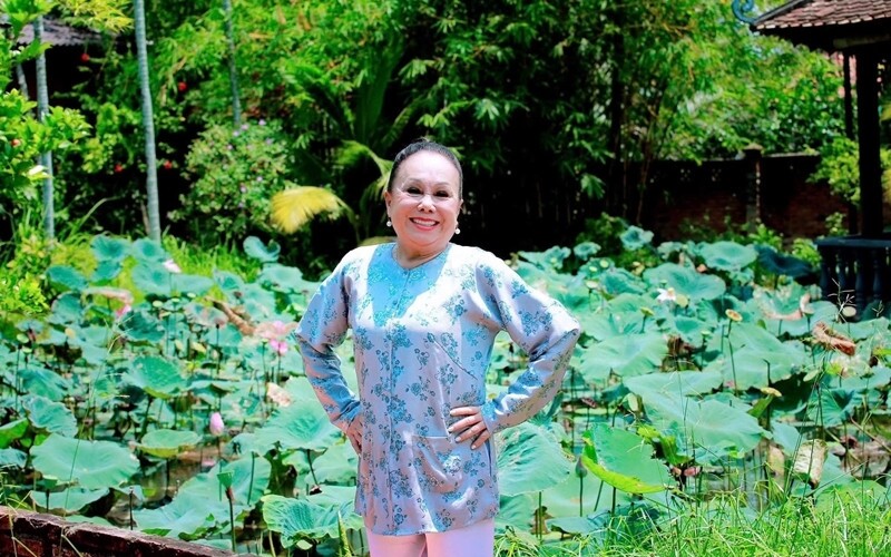 Nụ cười luôn trên môi trong cuộc sống đời thường và những buổi gặp gỡ bạn bè, đồng nghiệp.