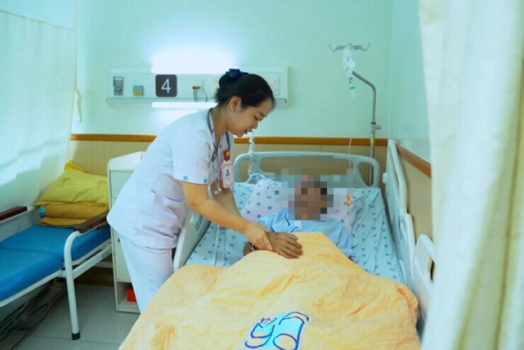 Dùng nước chanh chữa bệnh, người đàn ông hôn mê trong chuyến du lịch