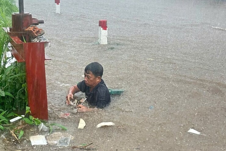 Trưởng thôn ở Đắk Lắk xuống cống vớt rác giữa mưa lớn
