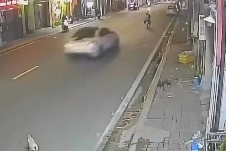 Truy tìm ô tô húc văng hai người đi xe máy ở TPHCM
