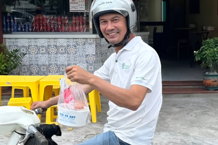 Nam diễn viên hài mở quán lẩu ở quê, tự chạy xe giao hàng hiện sống ra sao?