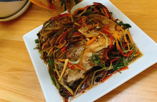 Thành phẩm món cá hấp xì dầu bắt mắt. Ảnh: Vũ Huệ