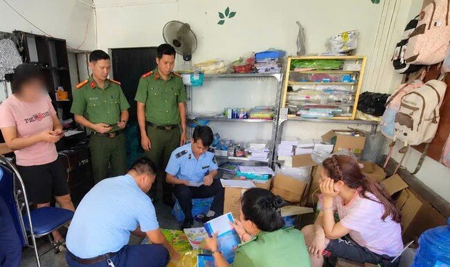 Lực lượng chức năng kiểm tra cơ sở photocopy ở Gia Viễn, tỉnh Ninh Bình - (ảnh CANB).