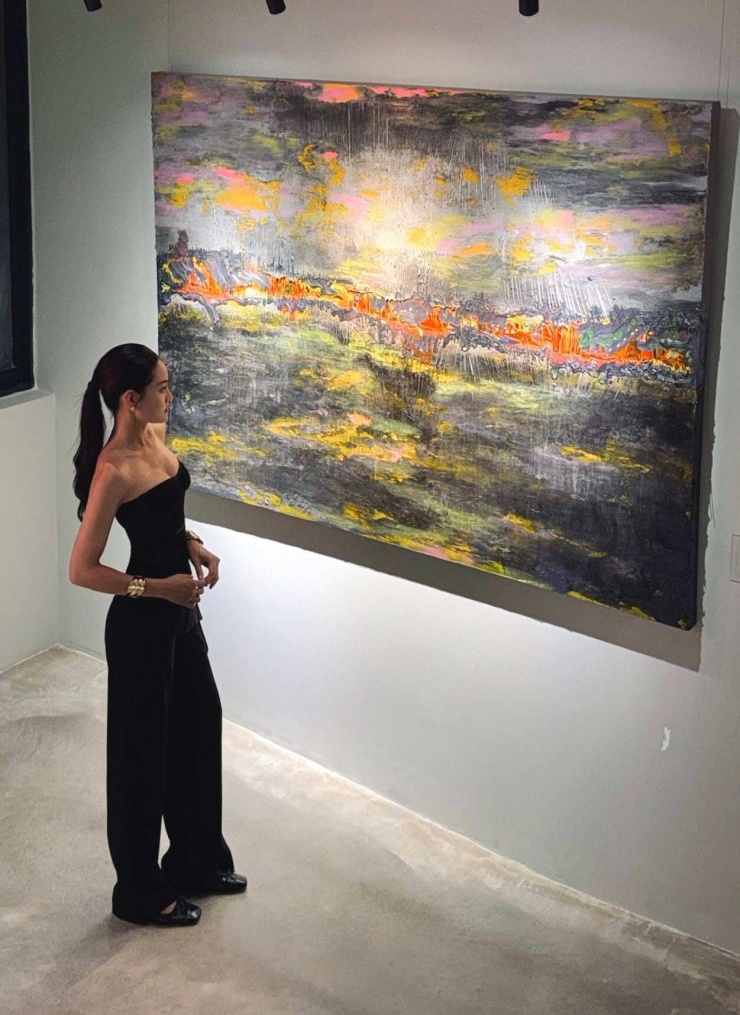 Thùy Anh khoe sắc vóc xinh đẹp.