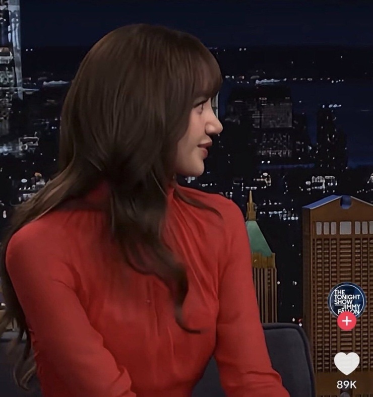 Lisa trên The Tonight Show Starring Jimmy Fallon, phát sóng ngày 17/9. Ảnh: NBC