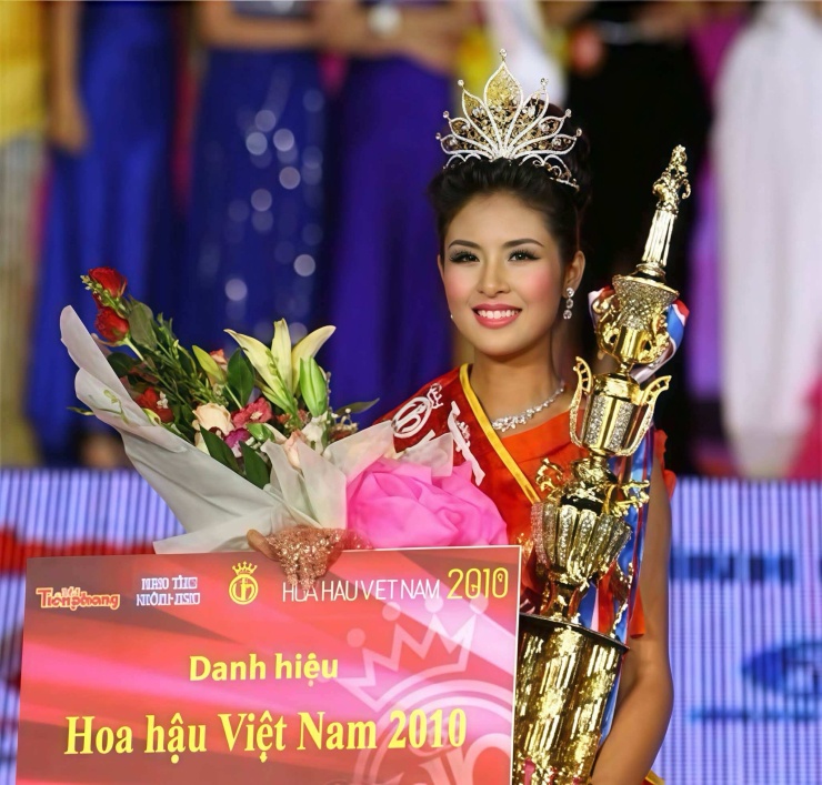 Ngọc Hân khi đăng quang Hoa hậu Việt Nam 2010.