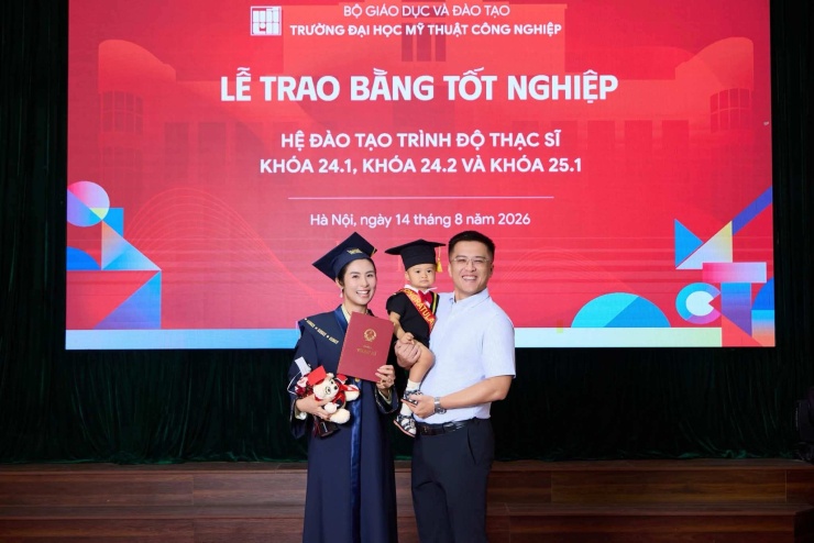 Ông xã đưa con trai đến chúc mừng Ngọc Hân nhận bằng thạc sĩ tại trường Mỹ thuật - Công nghiệp Hà Nội hồi giữa tháng 8.