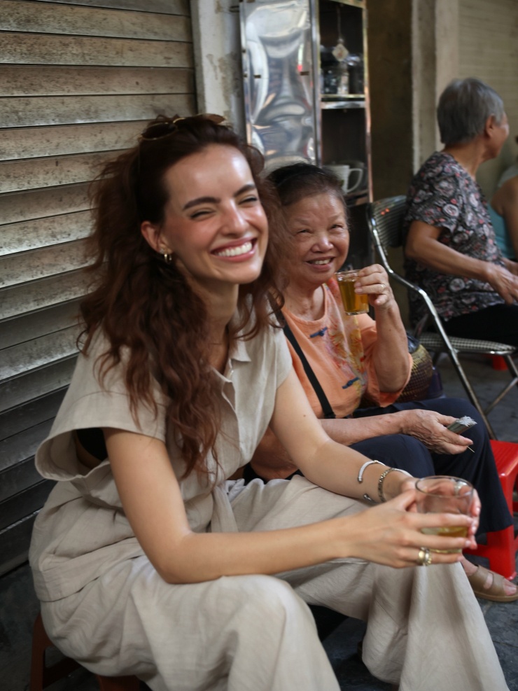 Hoa hậu Thế giới 2018 đi xe ôm, ăn phở vỉa hè ở Hà Nội - 1