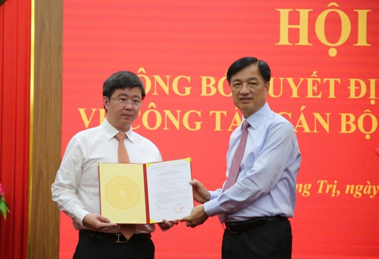 Trưởng Ban Tổ chức Trung ương Nguyễn Duy Ngọc trao quyết định cho ông Bùi Hoàng Phương. Ảnh: C.S