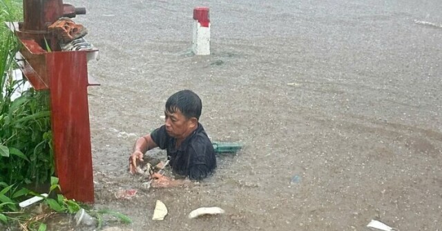 Trưởng thôn ở Đắk Lắk xuống cống vớt rác giữa mưa lớn