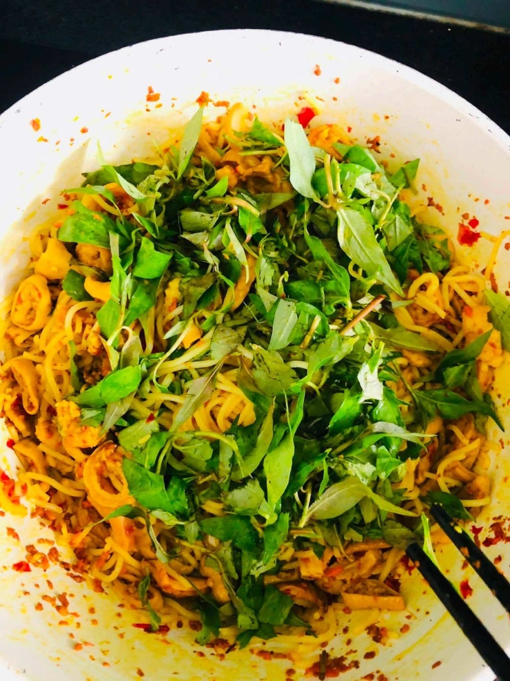 Lòng heo đừng luộc hay nấu cháo, đem xào với bún thành món ngon hấp dẫn, ăn là nghiền - 5