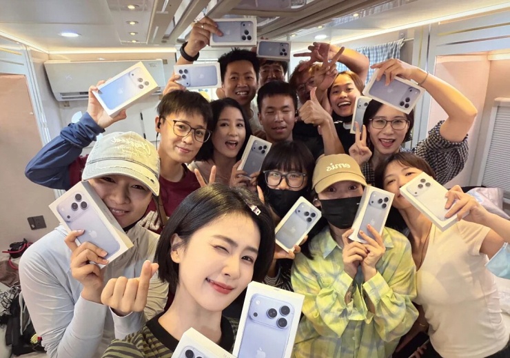Bạch Lộc (hàng đầu) và thành viên công ty giải trí do cô thành lập. Ảnh: Weibo