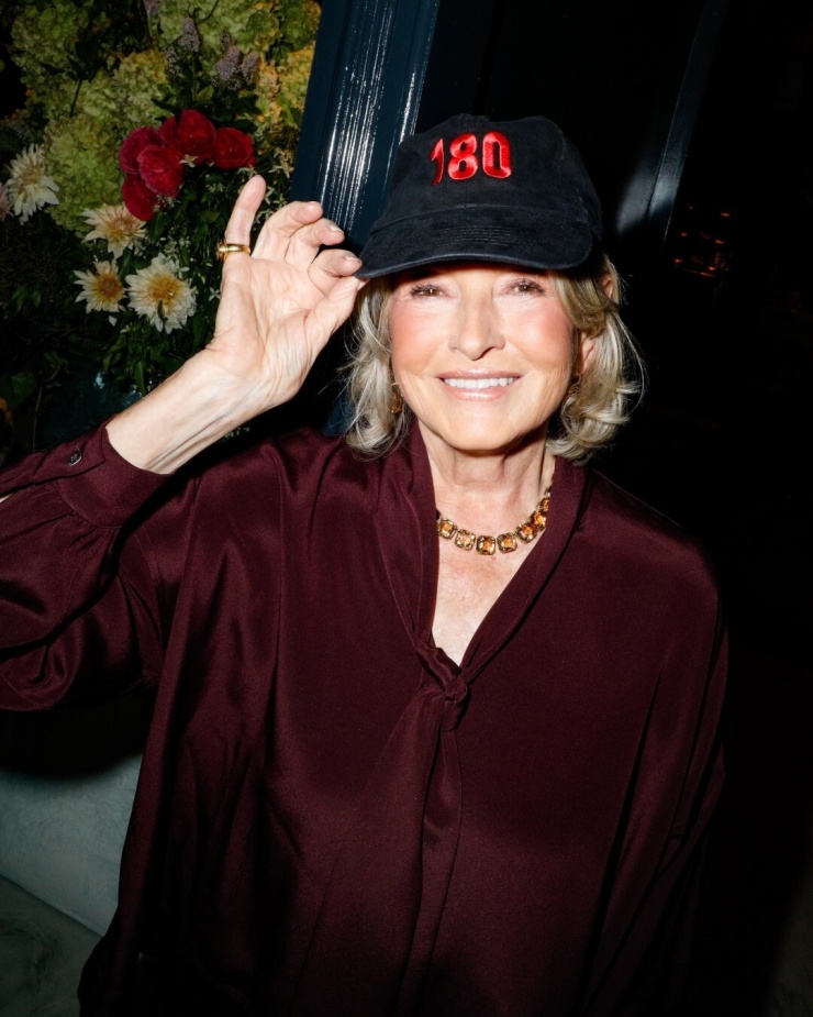 Ở tuổi 85, Martha Stewart vẫn gây chú ý bởi diện mạo trẻ trung, vóc dáng năng động và nguồn năng lượng dồi dào, khiến bà trở thành hình mẫu về vẻ đẹp tuổi trung niên. Ảnh: Instagram marthasteward